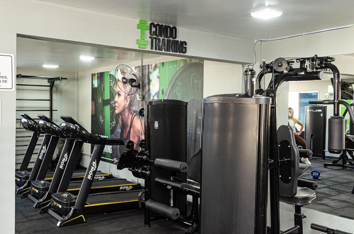 Academia Condotraining com esteiras, espelhos e equipamentos